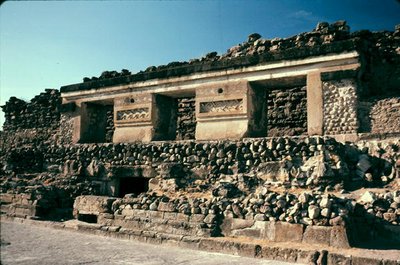 Cortile con pavimentazione decorata da Pre Columbian Pre Columbian